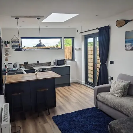Modern Cosy Walking Distance To Many Cove Beaches And Coast Path Walks As Well As The Famous Helford River *