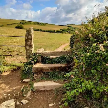 Modern Cosy Walking Distance To Many Cove Beaches And Coast Path Walks As Well As The Famous Helford River *