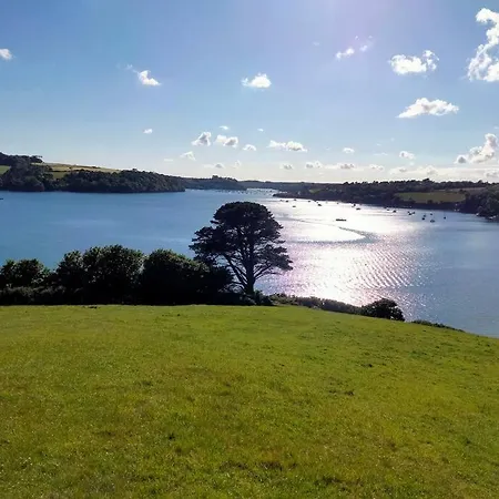 Modern Cosy Walking Distance To Many Cove Beaches And Coast Path Walks As Well As The Famous Helford River Apartamento